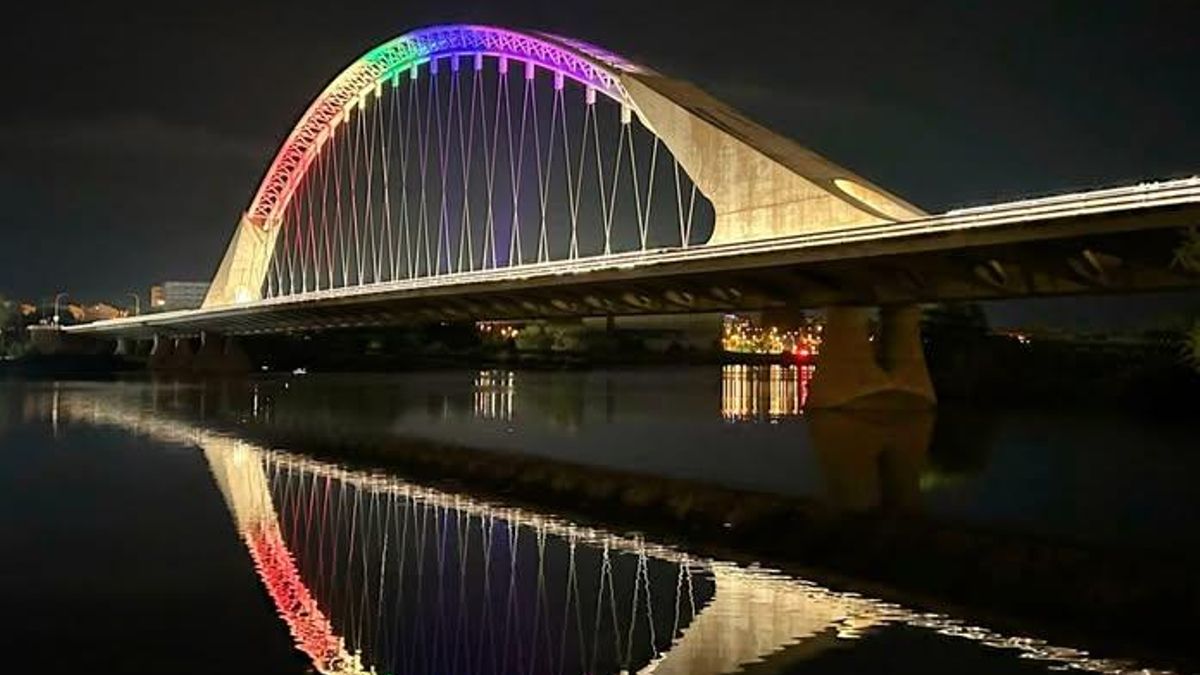 El Puente Lusitania iluminado con la bandera arcoíris.