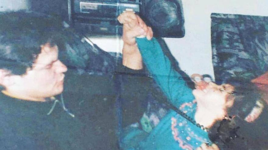 Tamara Vila, en una foto antigua con su padre Martín, que falleció en 2014.