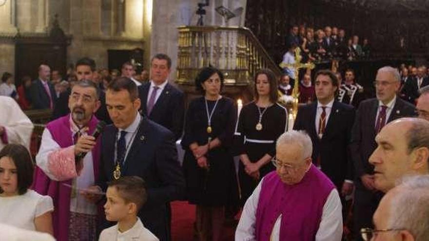 El alcalde, Enrique Cabaleiro, representó a Tui en la Ofrenda. // D.B.M.