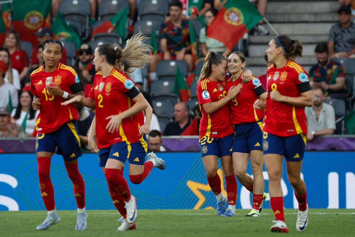 La delantera española Esther González celebra tras anotar el primer gol del equipo este jueves, durante el partido del grupo B de la Eurocopa Femenina 2025, entre Portugal y España, en el Stade de Suisse en Berna.