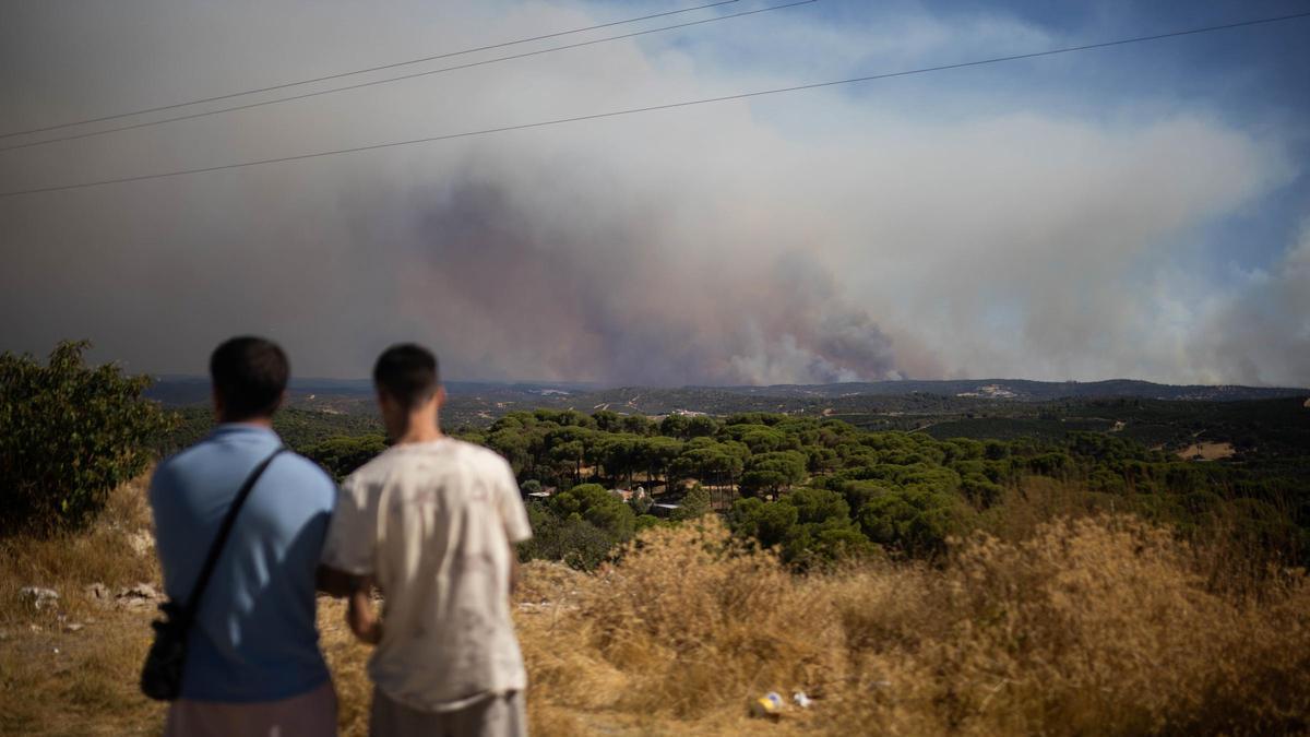 Vecinos observan la evolución del incendio de Niebla (Huelva). A 10 de agosto de 2026 en Niebla, Huelva (Andalucía, España).