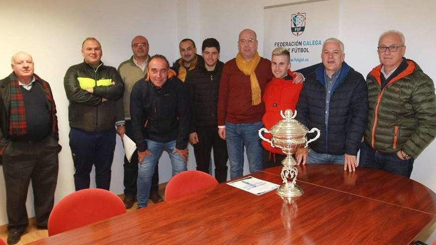Asistentes al sorteo celebrado ayer en la delegación ourensana. // Iñaki Osorio