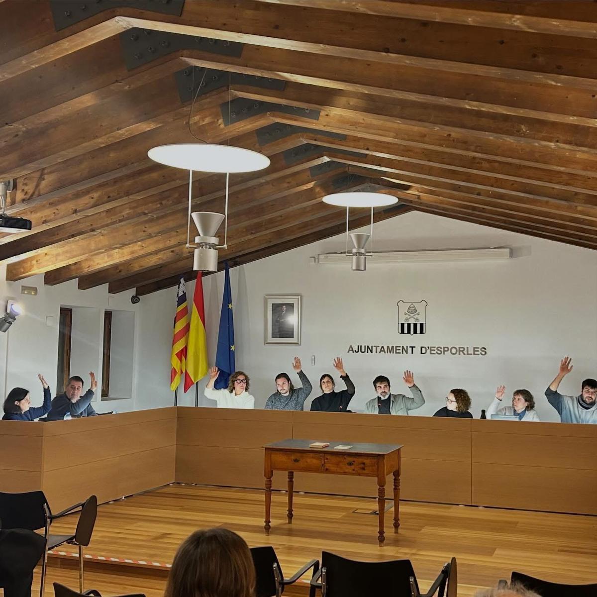El pleno de Esporles, en el momento de la votación del acuerdo para despojarle de los honores al cura Tugores
