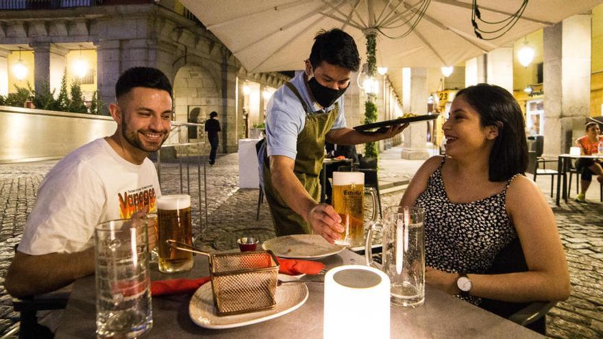 Una pareja toma algo en un bar de la Plaza Mayor de Madrid.