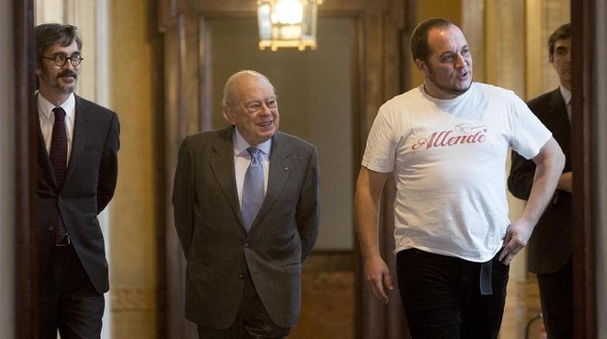 David Fernàndez, con una camiseta en homenaje a Salvador Allende, con Jordi Pujol, el día en que el ’expresident’ compareció en la comisión del Parlament, el 23 de febrero.