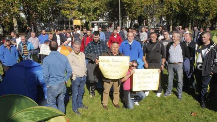 La mayoría de los armadores de Acerga, ayer por la mañana, acampados en San Caetano (Santiago). // Xoán Álvarez