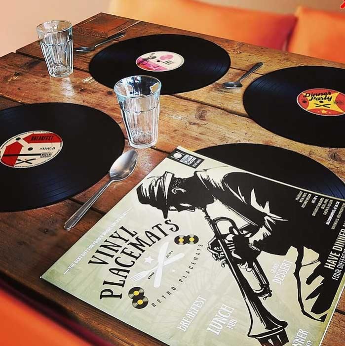 Manteles individuales con forma de discos de viniloLos amantes de la música y de lo retro ya no querrán usar otra cosa a la hora de comer o cenar que estos manteles individuales en forma de vinilos.Curiosité: 9,95 euros