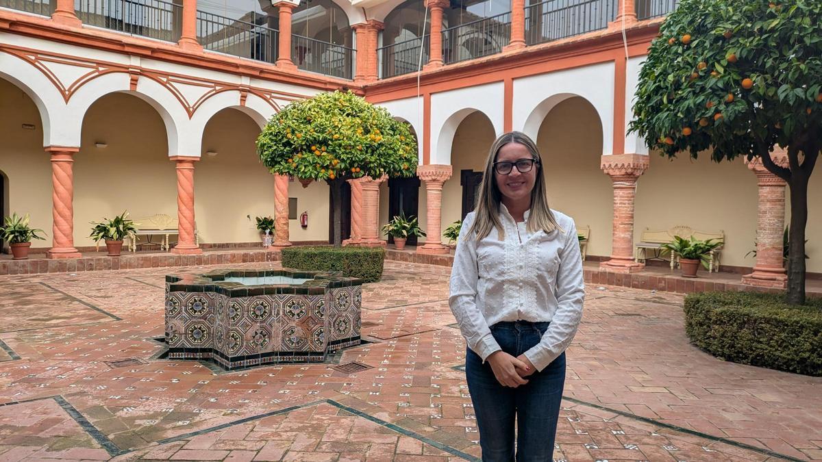 Mari Ángeles Zamora en el claustro de Santa Clara.