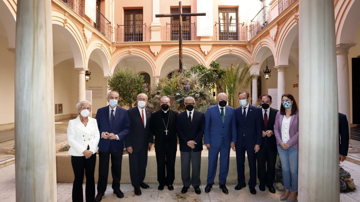 Francisco de la Torre, Manuel Azuaga, Braulio Medel y Francisco González de Lara, entre otros, visitan la exposición del Palacio Episcopal