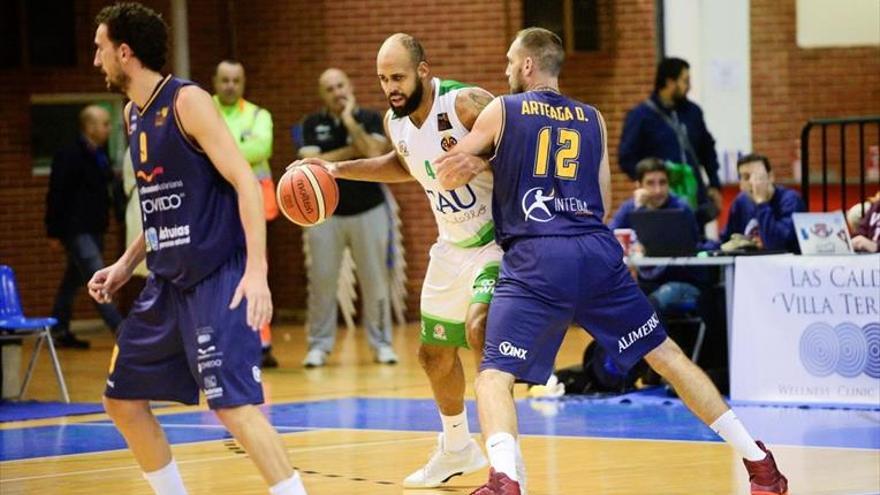 El Oviedo logra robar la cartera   al TAU Castelló en el último minuto