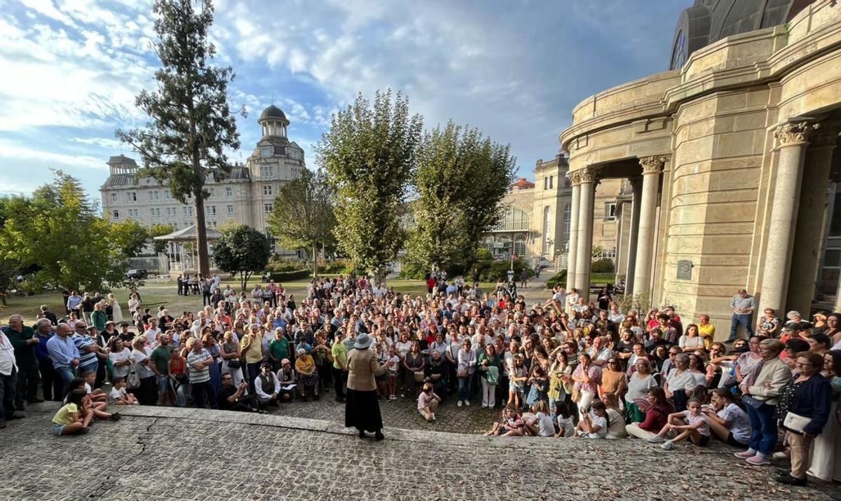 Público asistente a la primera visita teatralizada en los jardines de Mondariz-Balneario.   | // D.P.