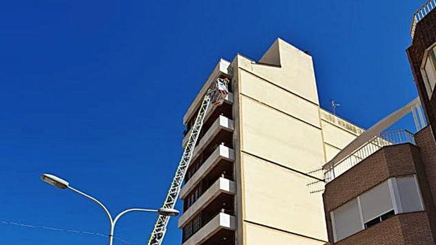 Un desprendimiento de altura en la calle Major obliga a intervenir a los bomberos