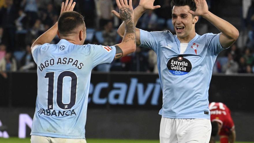 Aspas celebra con Douvikas el gol que dio al Celta el triunfo contra el Getafe en Balaídos. | Pablo H. Gamarra