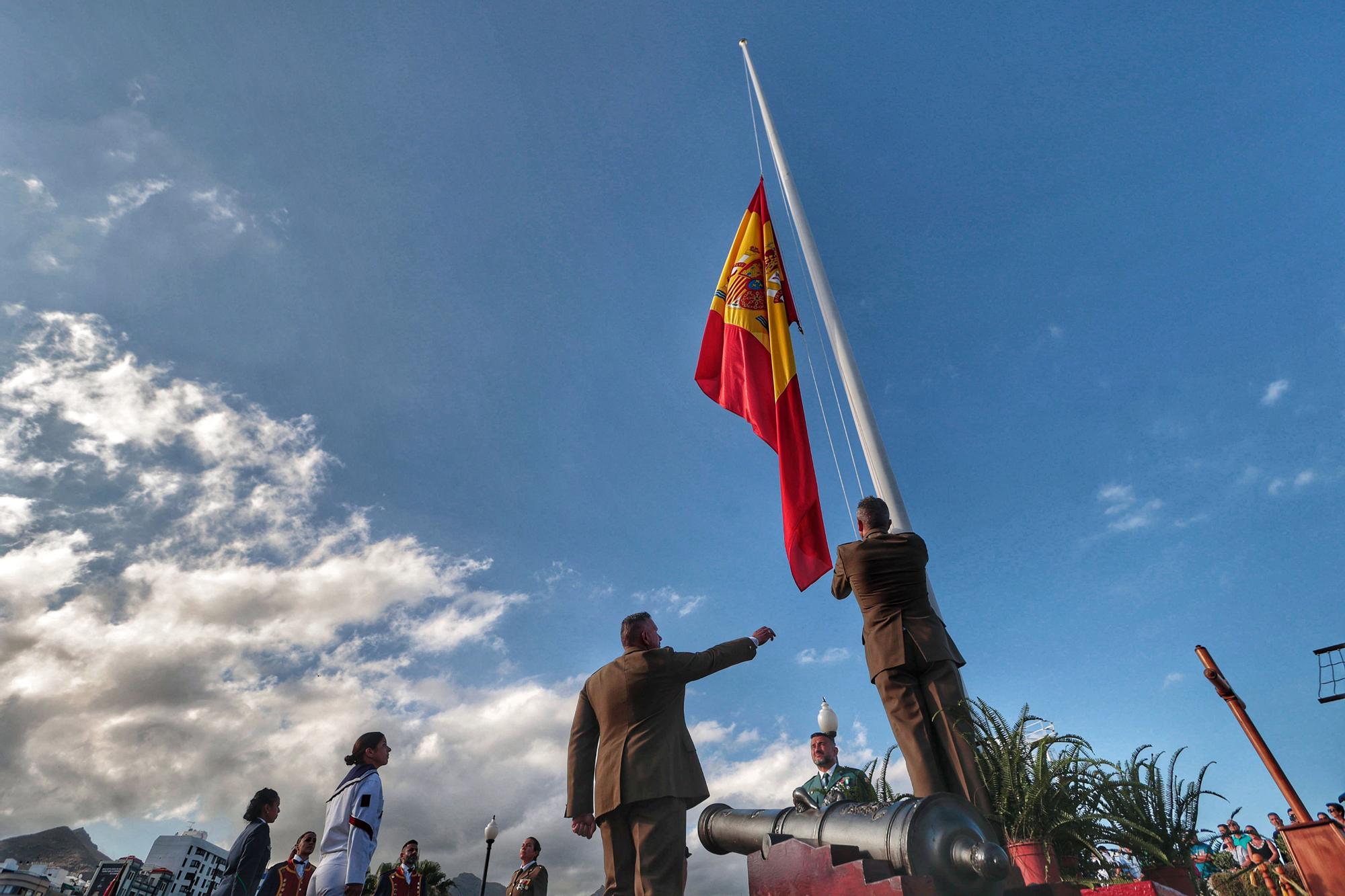 Arriado de la bandera nacional y exposición de material del Ejército