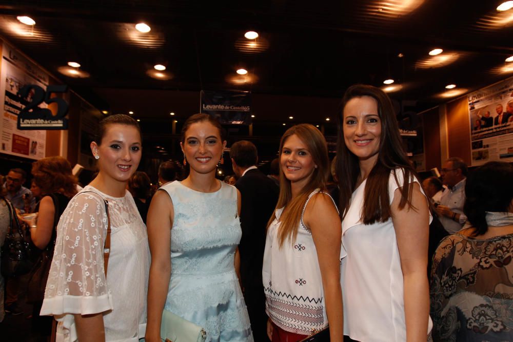 Carolina Tárrega, reina de las fiestas de la Magdalena, con la Corte de Honor.