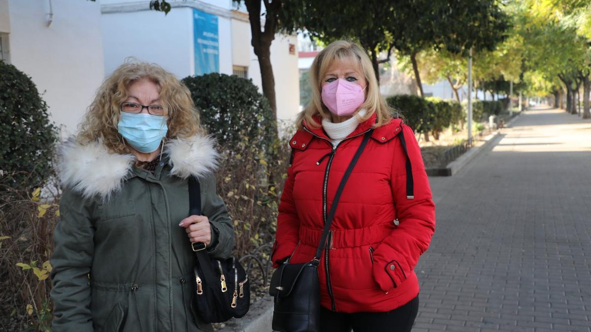 Mari Ángeles Ortiz y Lola Ochoa, vecinas del Santuario.