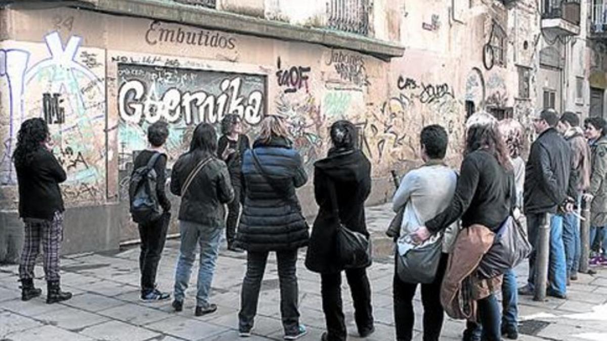 El grupo se detiene en la calle de Lancaster, donde había un cabaret.