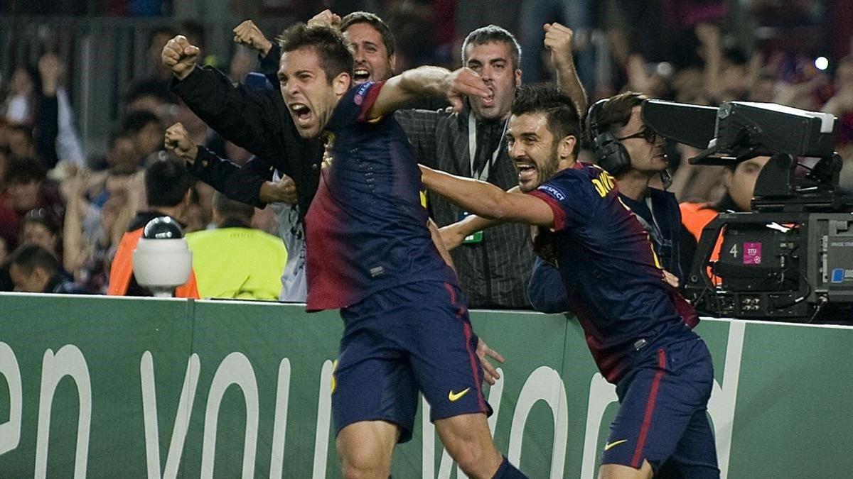 Jordi Alba y David Villa, dos de los fichajes realizados por el Barça al Valencia, celebran un gol del defensa al Celtic de Glasgow.