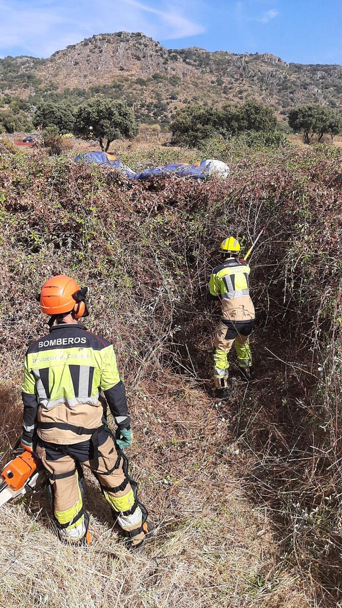 Instante del rescate del herido en el accidente.