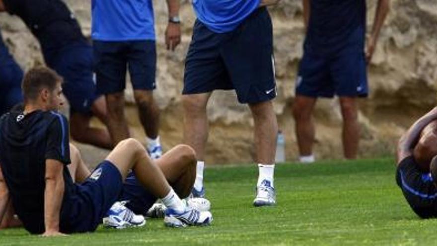 Los jugadores del Málaga CF de Manuel Pellegrini se ejercitaron ayer en tres sesiones muy físicas.