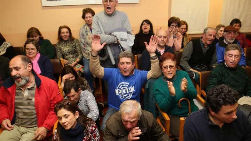 Protestas por el PXOM de O Grove, en el salón de plenos.