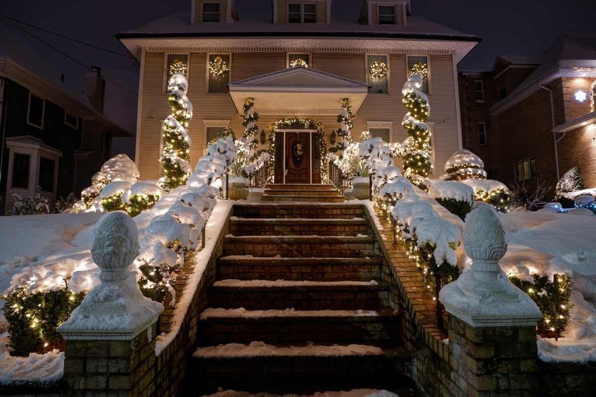 Decoración de Navidad con nieve en Dyker Heights, Nueva York
