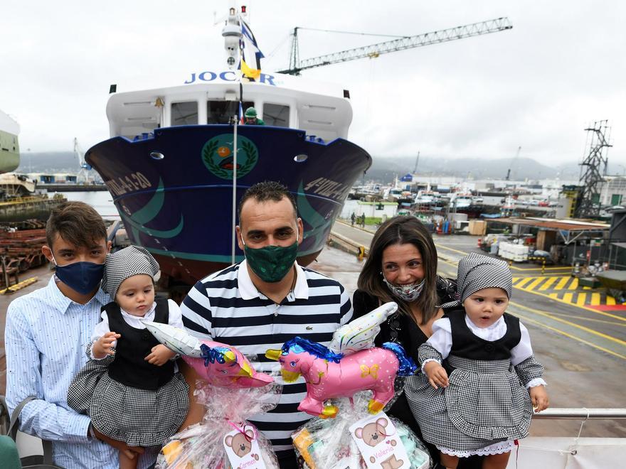Diego Portela, con su esposa y sus hijos, cuando en agosto de 2020 botó el barco auxiliar de acuicultura &quot;Jocar&quot;.
