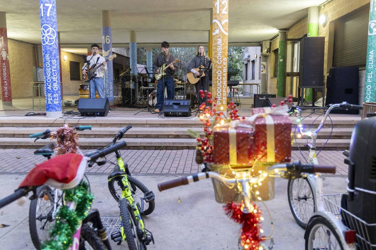 El "Bicillum" toma las calles de Elche una nueva Navidad El "Bicillum" toma las calles de Elche una nueva Navidad