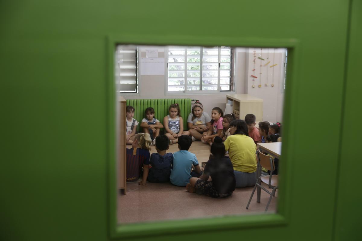 Los alumnos vuelven a las aulas en el colegio Josep Carner de Badalona