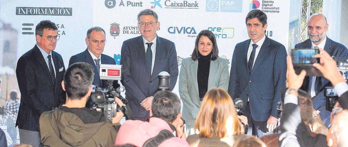 En la imagen superior, el presidente de la Generalitat Valenciana, Ximo Puig, en su llegada al foro.