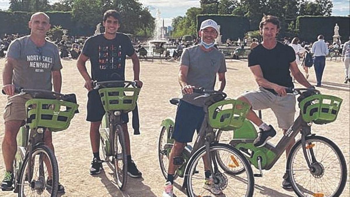Alcaraz y su equipo en bicicleta por París.