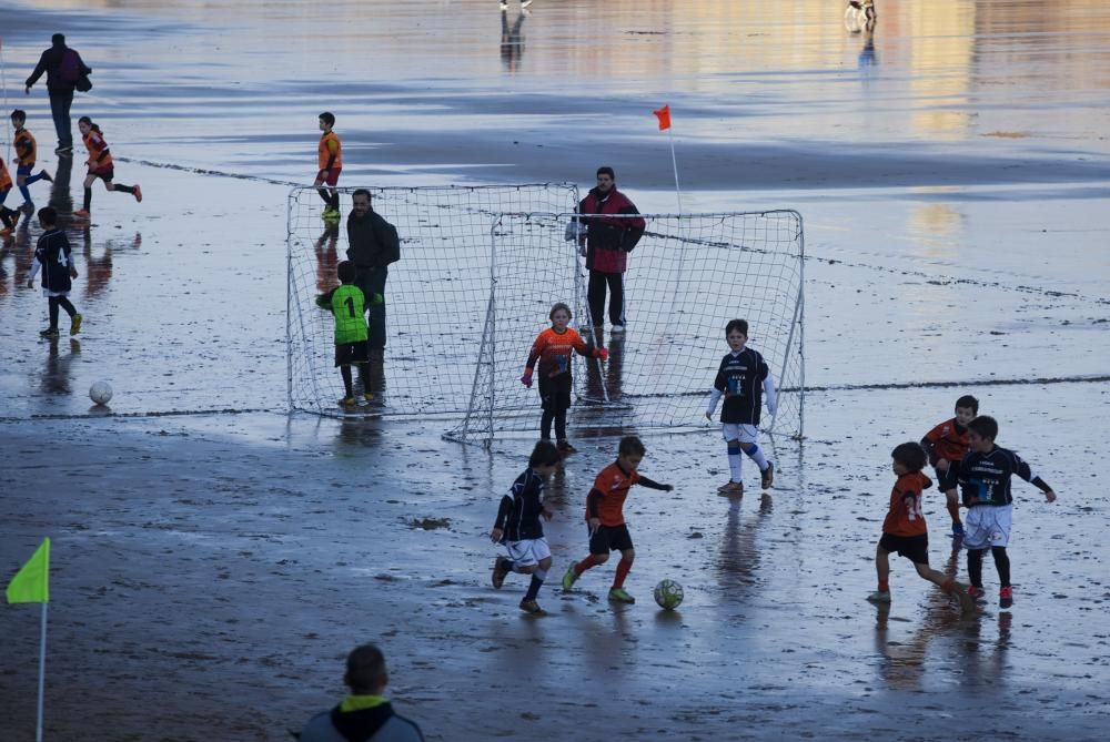 Torneo de Navidad de fútbol playa para niños en la playa de San Lorenzo