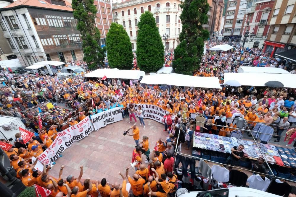 Siete mil personas claman en Langreo contra el cierre de Vesuvius