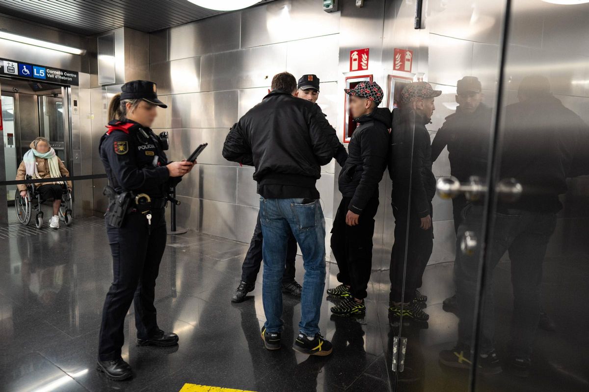Macrodispositivo de Mossos junto a seguridad de TMB en el Metro de Barcelona