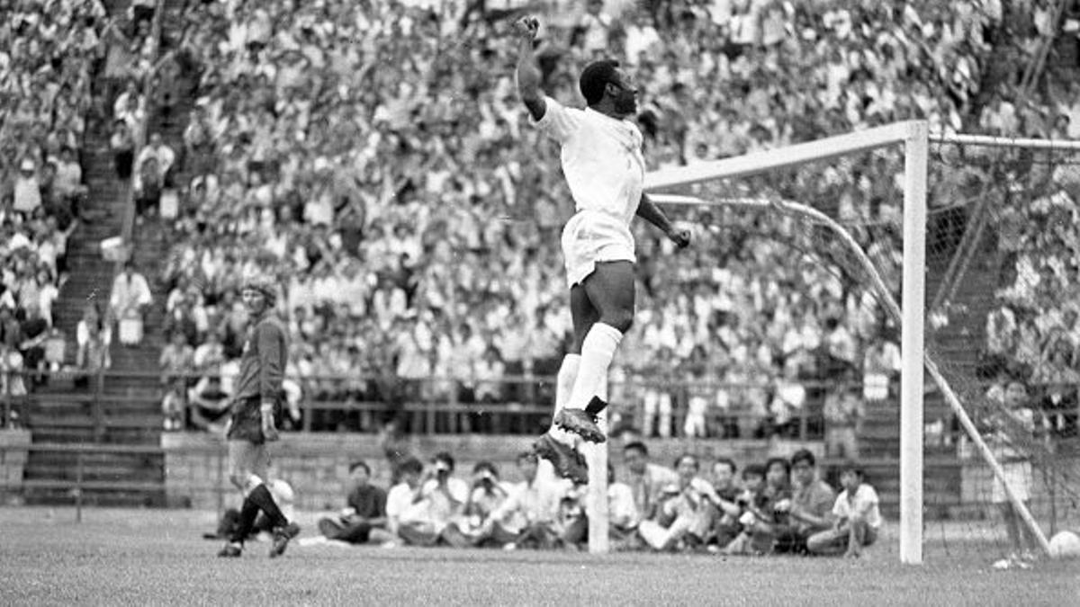 Pelé celebrando un gol con la '10' del Santos FC