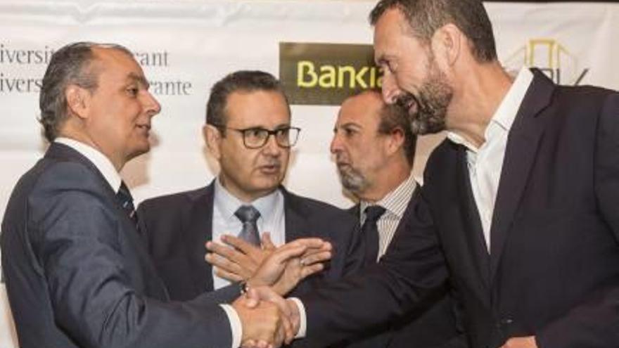 El presidente de la CEV, Salvador Navarro; el dirigente de Uepal, Juan José Sellés; el presidente de CEV Alicante, Perfecto Palacio, y el alcalde de Elche, Carlos González, antes de comenzar el acto.