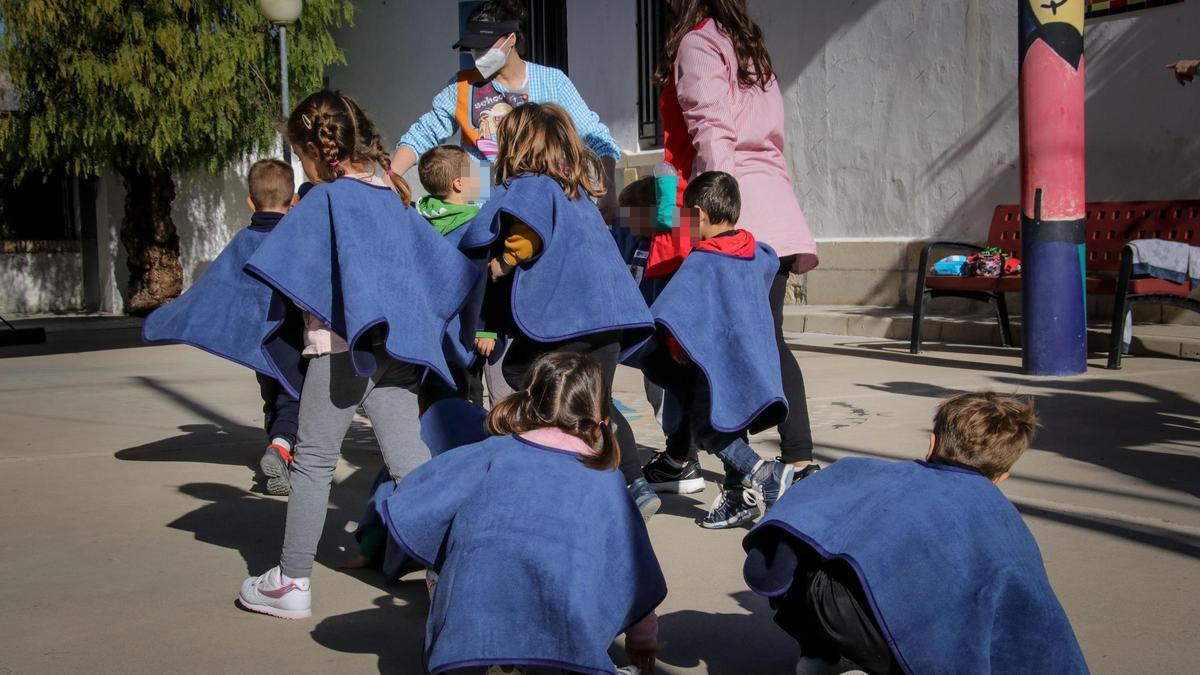 Docentes con alumnos en un centro escolar.