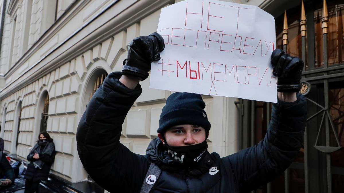 El Tribunal Supremo ruso liquida la organización Memorial, crítica con Putin