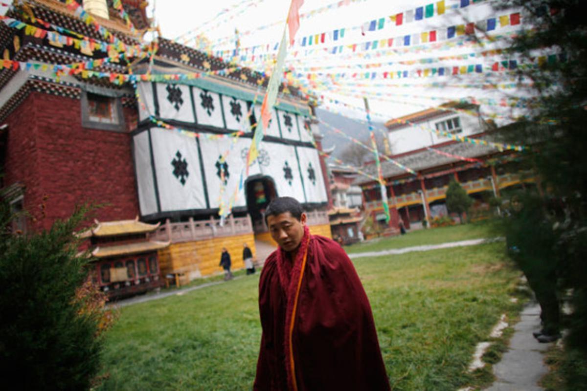 Una monja tibetana camina al monestir de Kangding, província de Setchouan (Xina), en aquest mes en què una desena de religiosos s’han immolat.