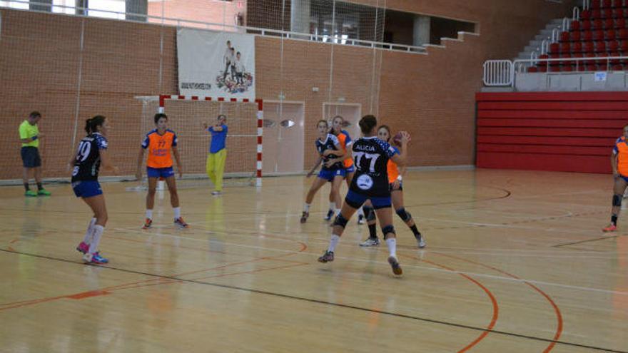 Las chicas del Elda Prestigio durante un partido