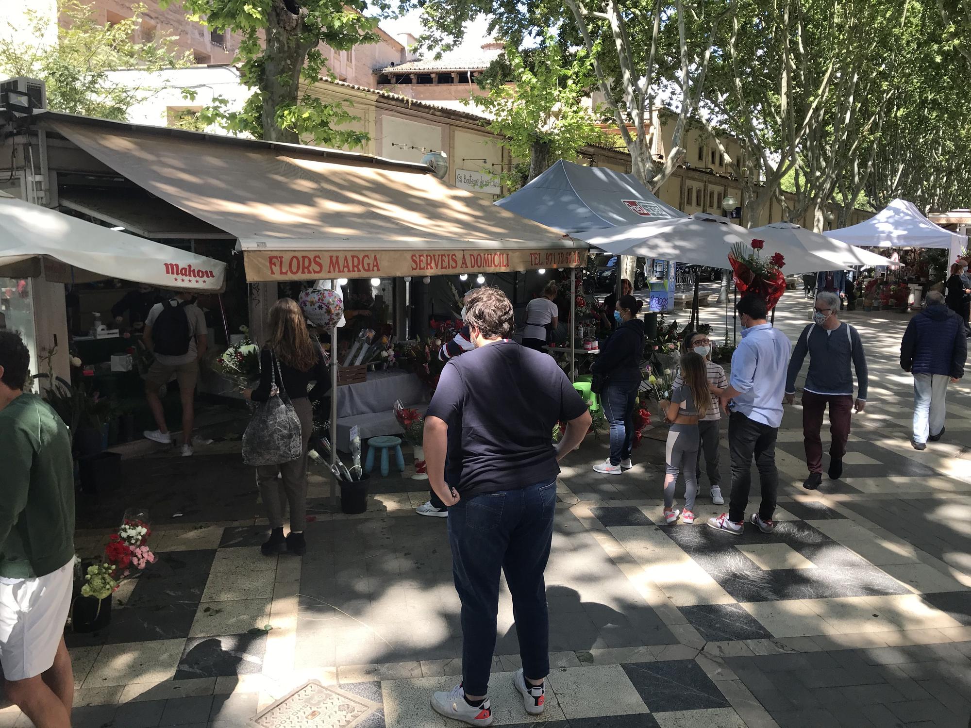 El Día de la Madre llena de flores y de gente la Rambla de Palma