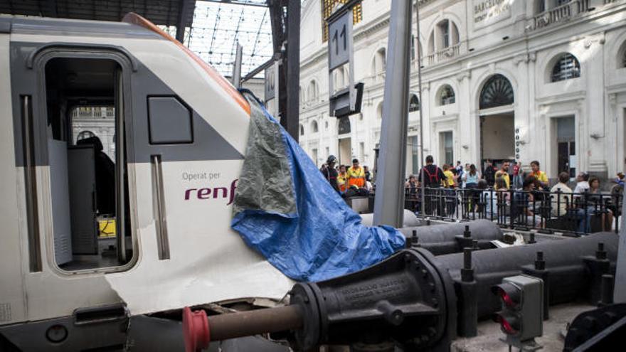 Un tren se estrella contra una topera al entrar en la estación de Barcelona y causa 54 heridos