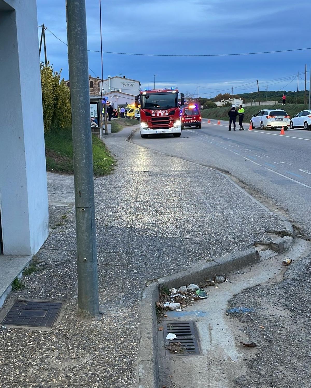 L'accident de trànsit i diversos efetius d'emergències a Llambilles.