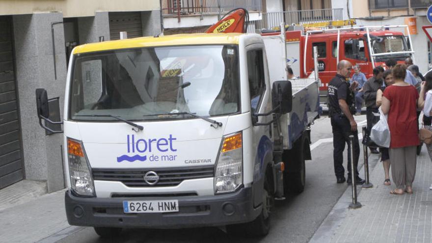 Els veïns van estar al carrer mentre Bombers treballava en l&#039;incendi.