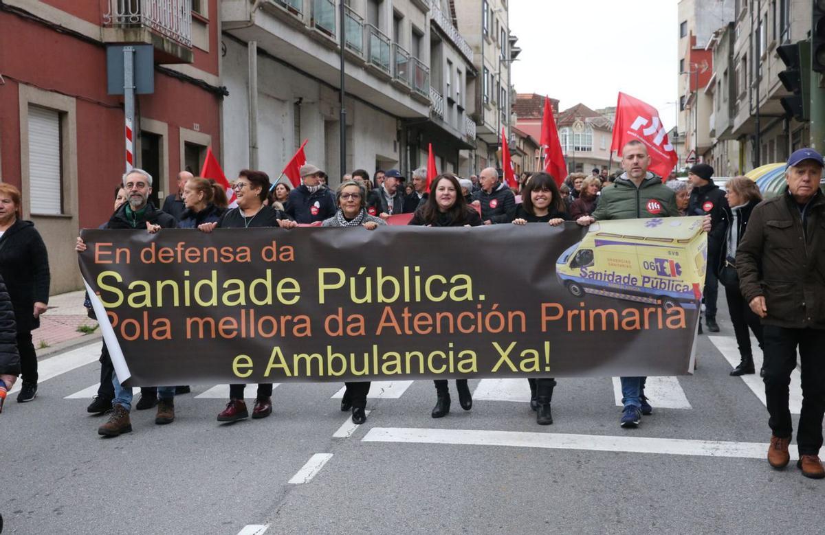 La alcaldesa de Cangas, Araceli Gestido (3ª dcha.) con ediles de gobierno y el sidnicalista Graña. |   // S.Á.