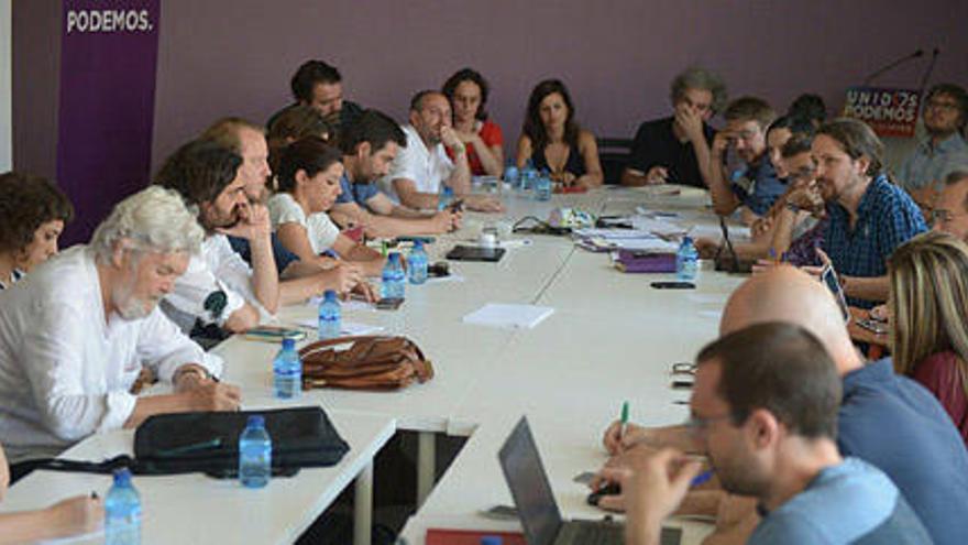 Pablo Iglesias, a la derecha, con los representantes de las confluencias autonómicas de Podemos.