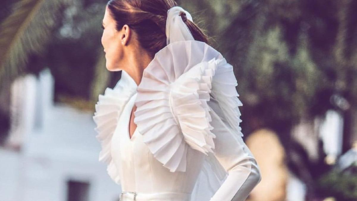 Vestido de novia con falda y mangas plisadas.