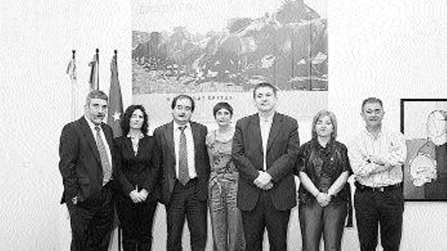 Manuel Otero, Irene Aguiar, Rubén Lois, Raquel López, Gonzalo Constenla, Montse Prado y Javier Quintillán, ayer, en la Casa de Galicia de Madrid. / SEIXAS-LALINPRESS.ES