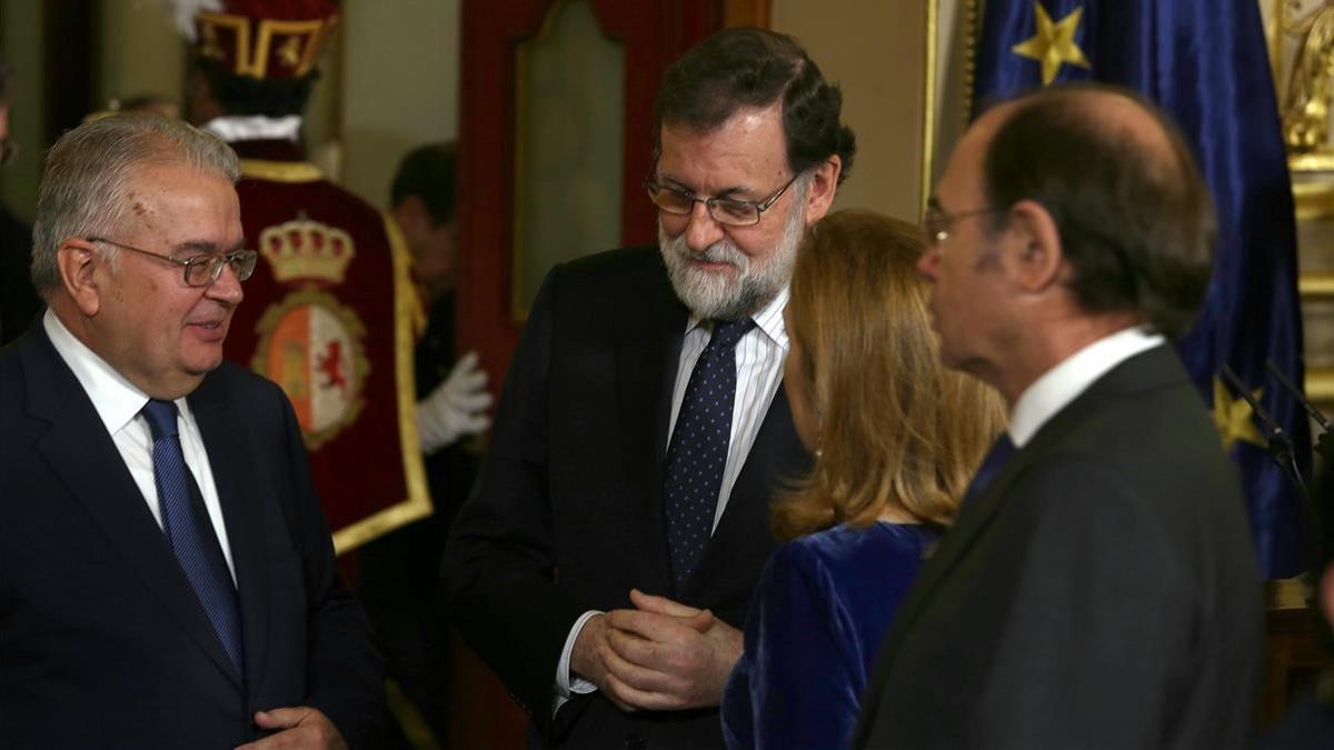 El presidente Mariano Rajoy conversa con Juan José Gonzélez Rivas, presidente del Tribunal Constitucional.