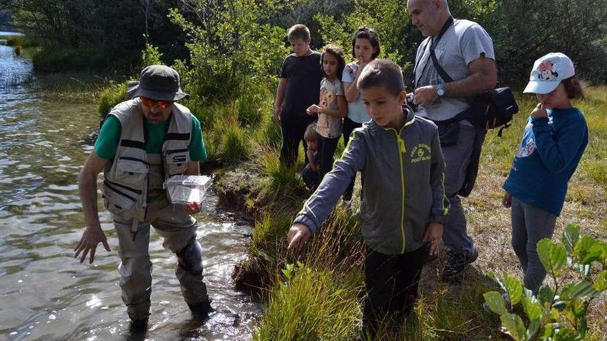 El biólogo Javier Morales muestra la biodiversidad del Lago a un grupo de escolares.